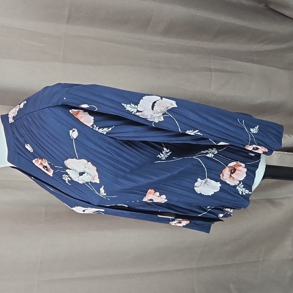 Vince navy blue Tossed Poppy 3/4 sleeve pleated blouse, size XXS - Picture 6 of 13